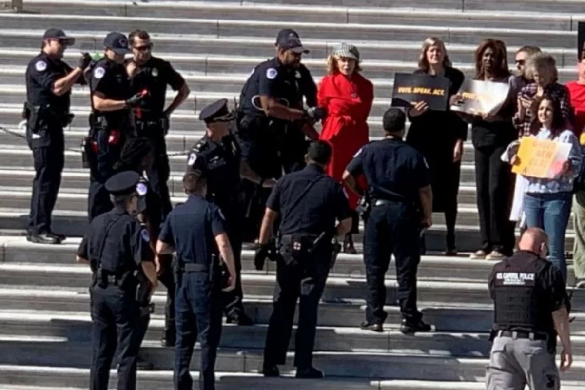 Jane Fonda diciduk polisi