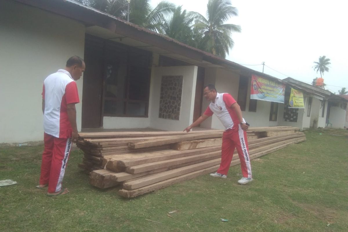 Polisi amankan kayu tak bertuan di Lengayang