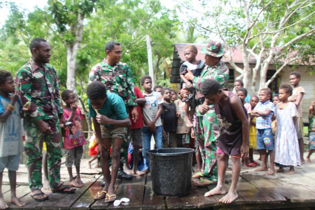 Satgas TMMD Merauke ajari anak-anak Kampung Kogir sikat gigi