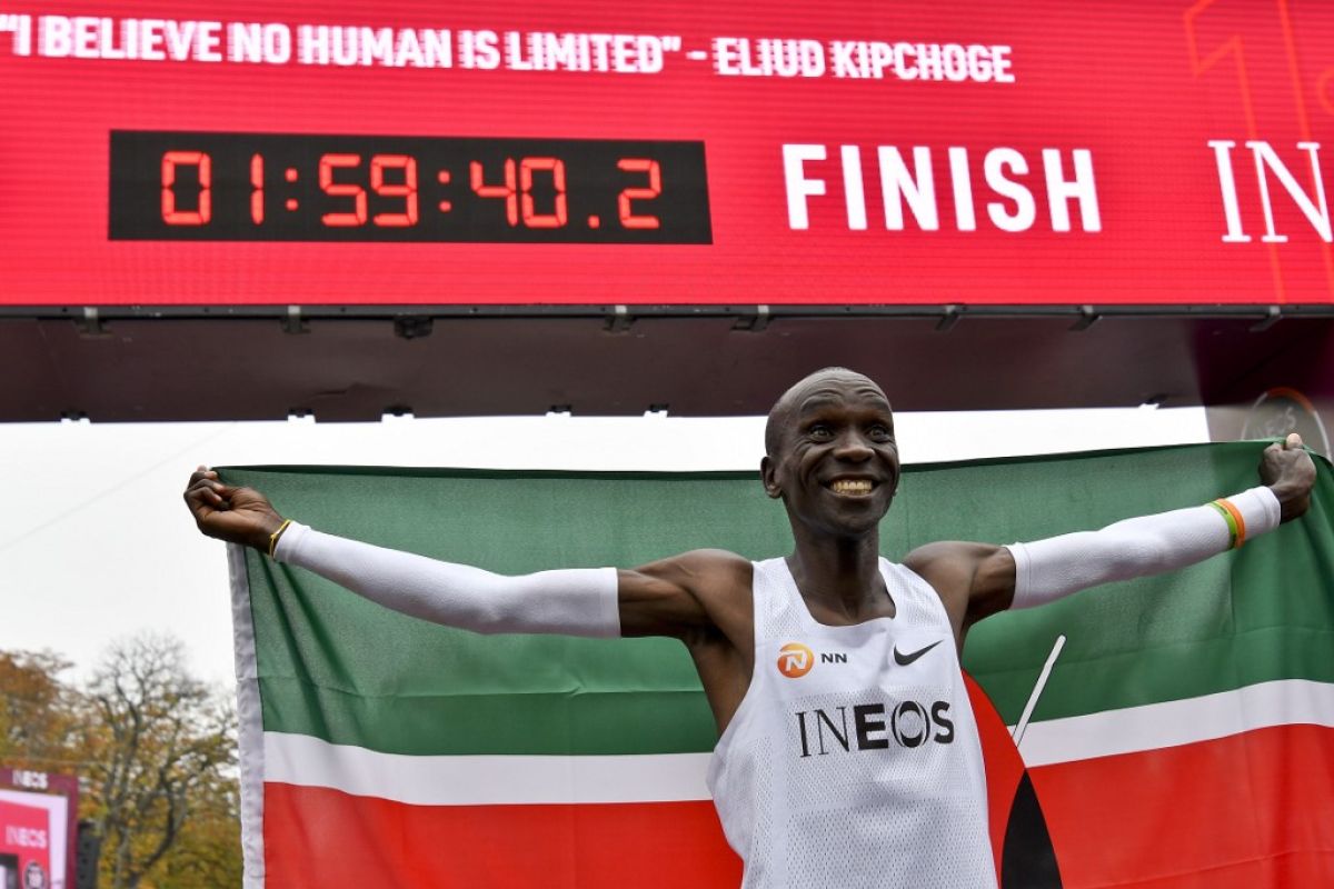 Pelari Kenya Kipchoge catatkan sejarah baru lari marathon kurang dari dua jam