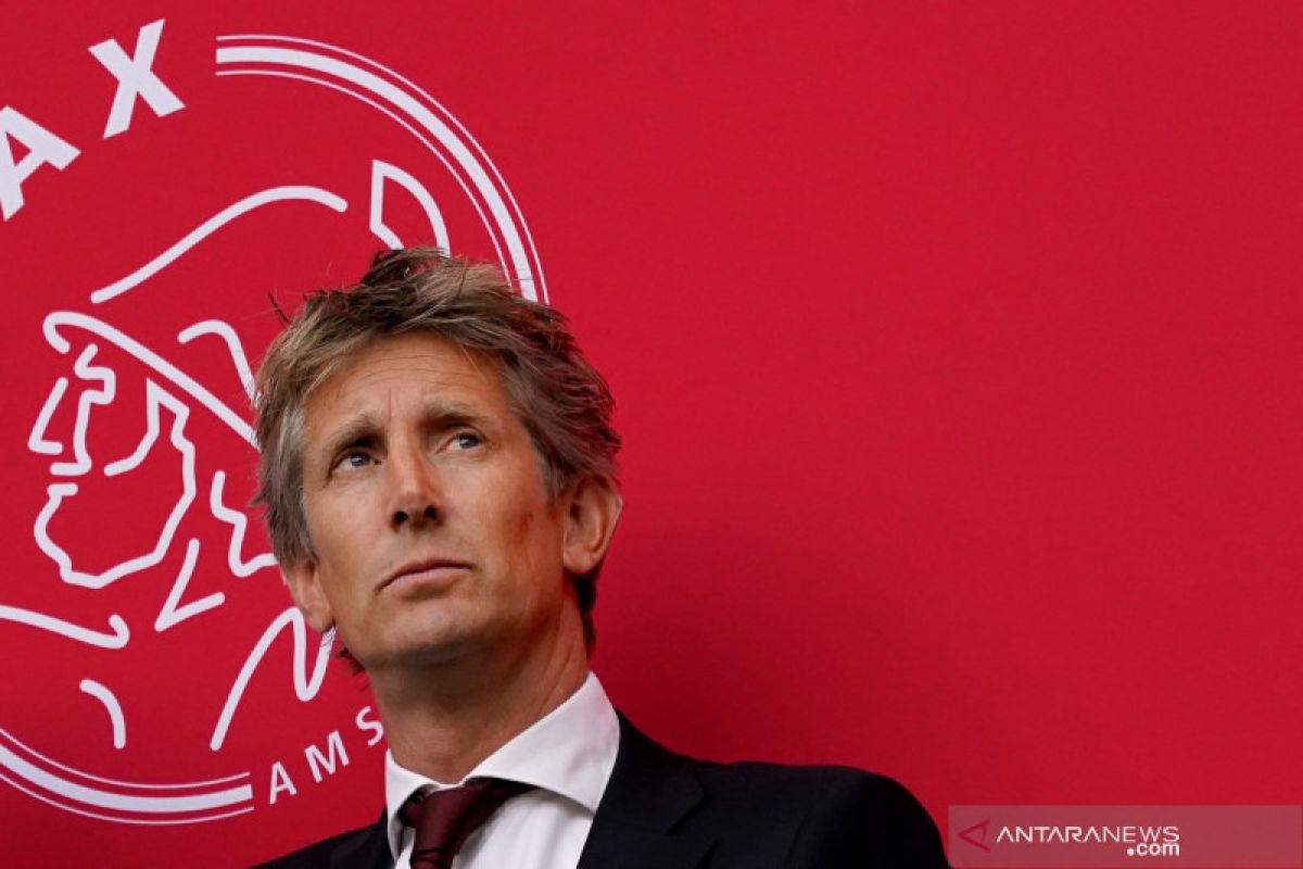 Van der Sar tertarik kembali ganung ke Manchester United