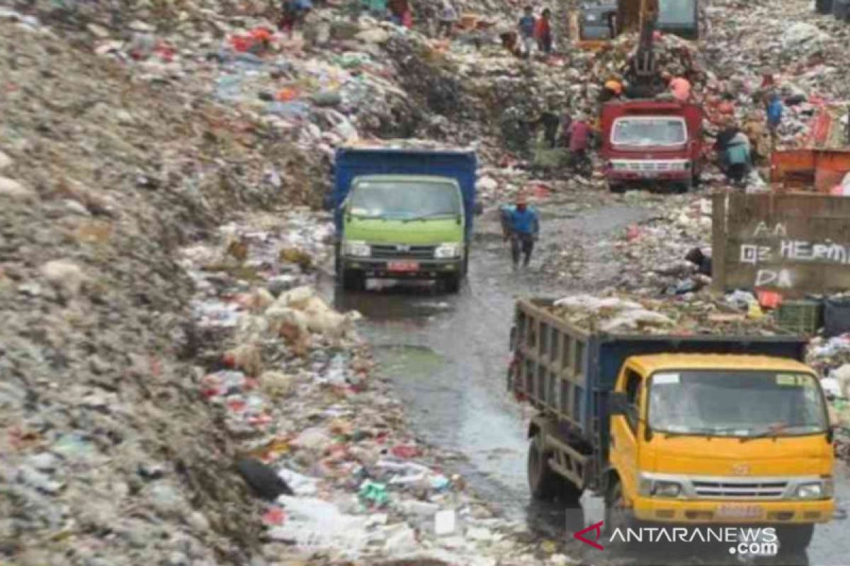 Bekasi kesulitan atasi masalah sampah, ada warga membuang di tepi jalan dan sungai