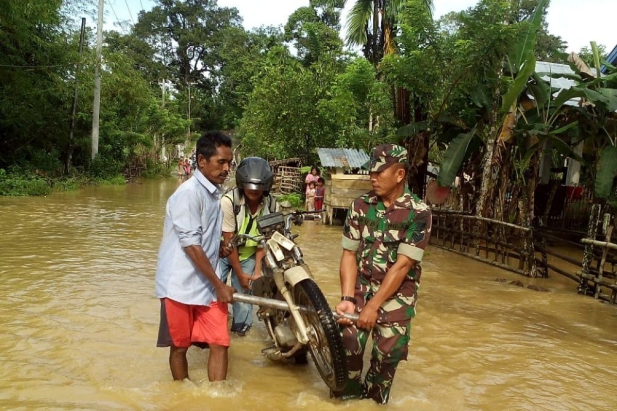 Flood hits Aceh, three villages inundated
