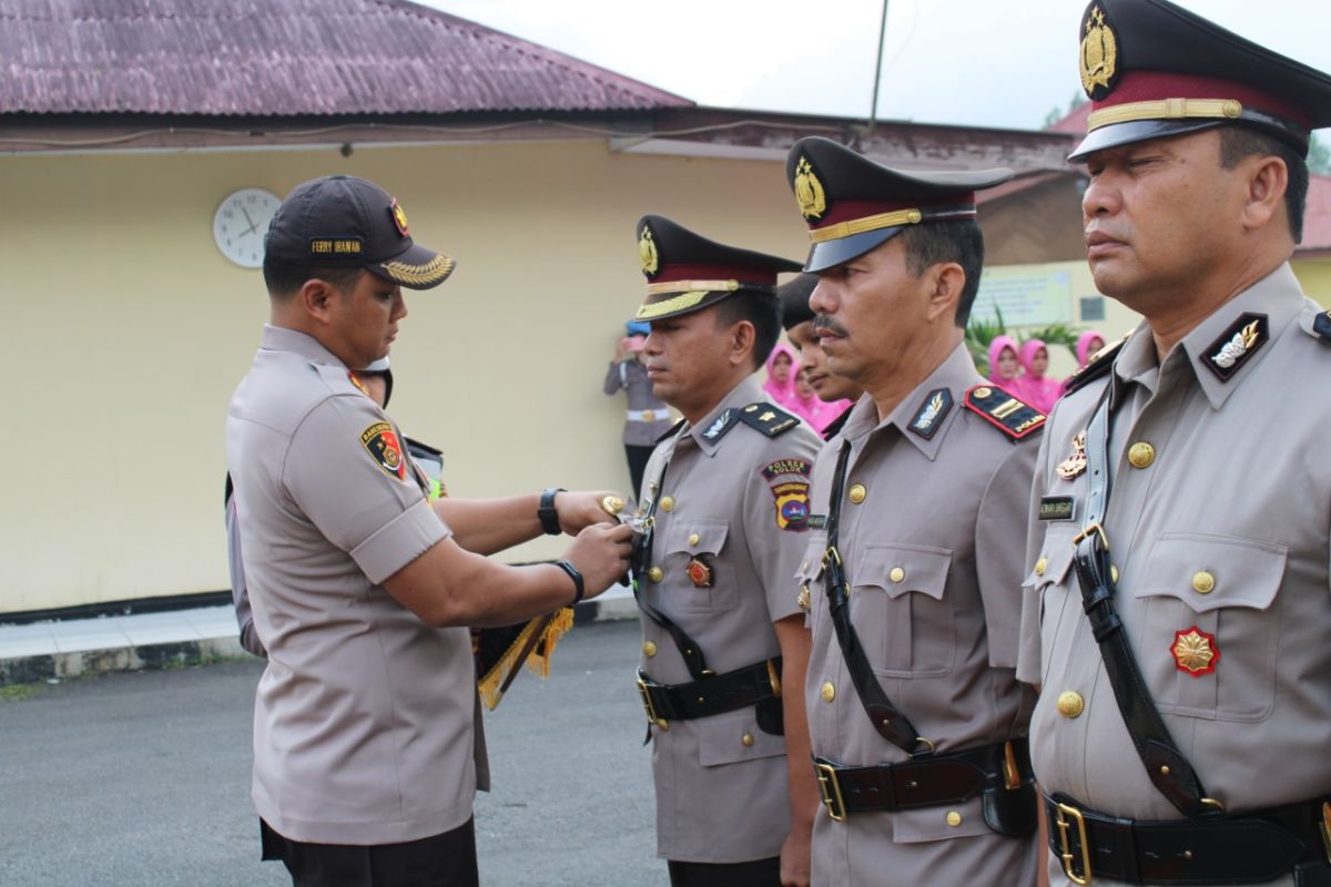 Sejumlah kapolsek di Arosuka dimutasi