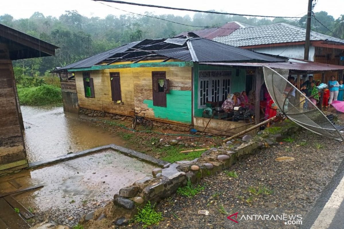 Puting beliung rusak enam rumah warga di Desa Bonca Baion