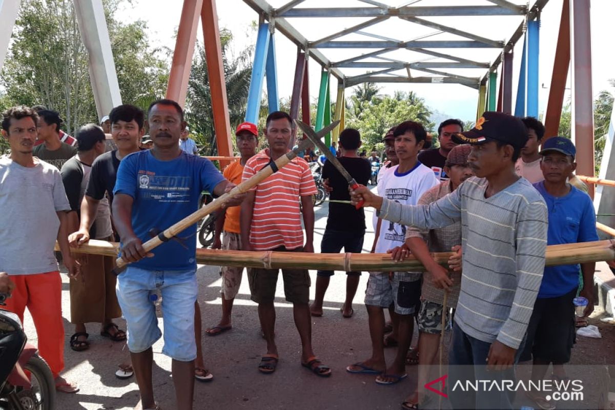 Warga blokir akses jalan Gorontalo Utara-Buol