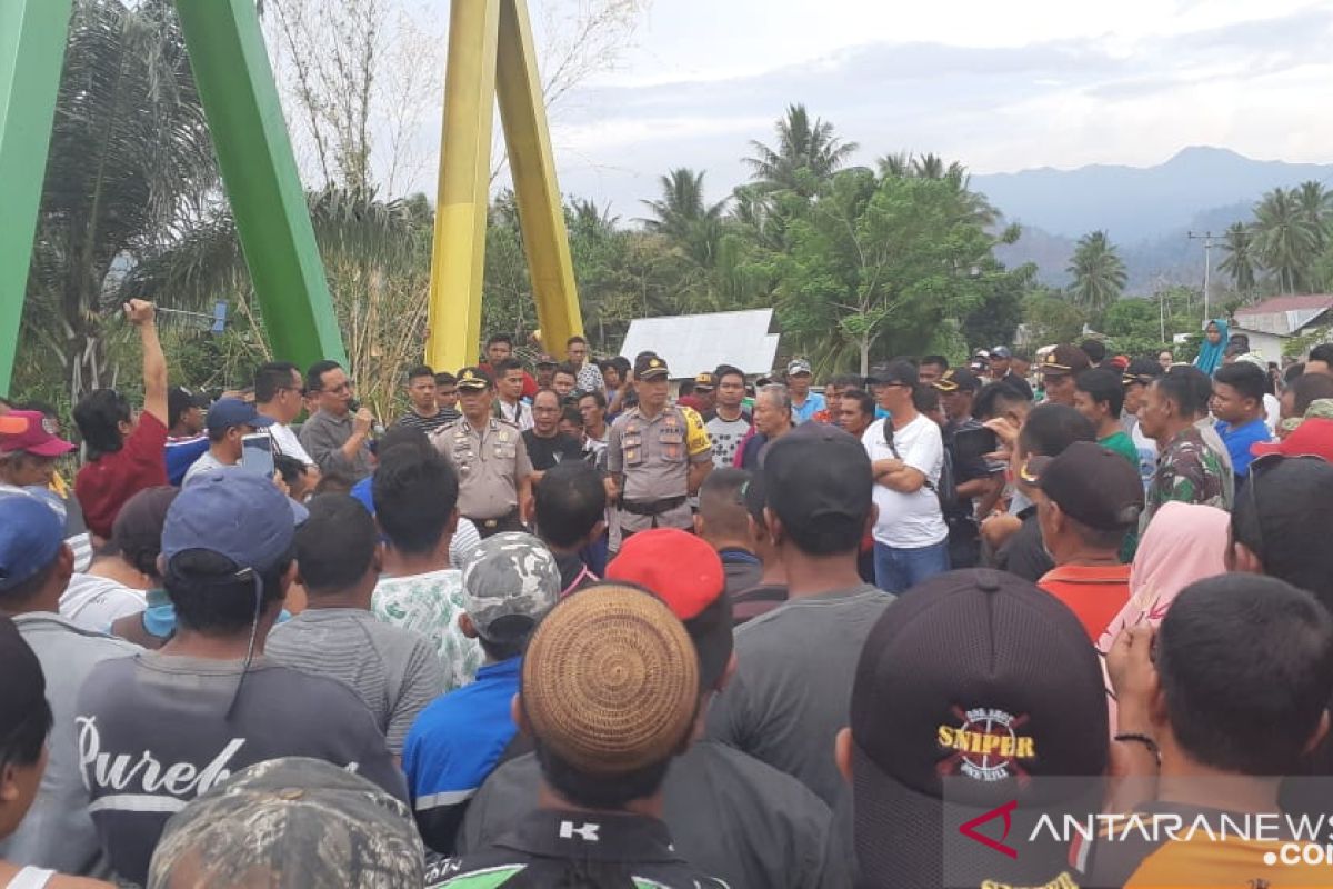 Thariq Modanggu temui warga Tolinggula terkait  blokade jalan