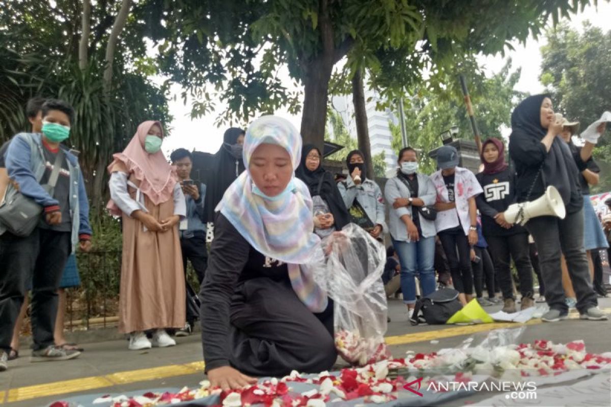 Gerakan "Solidaritas Emak Emak" tabur bunga di Polda Metro Jaya