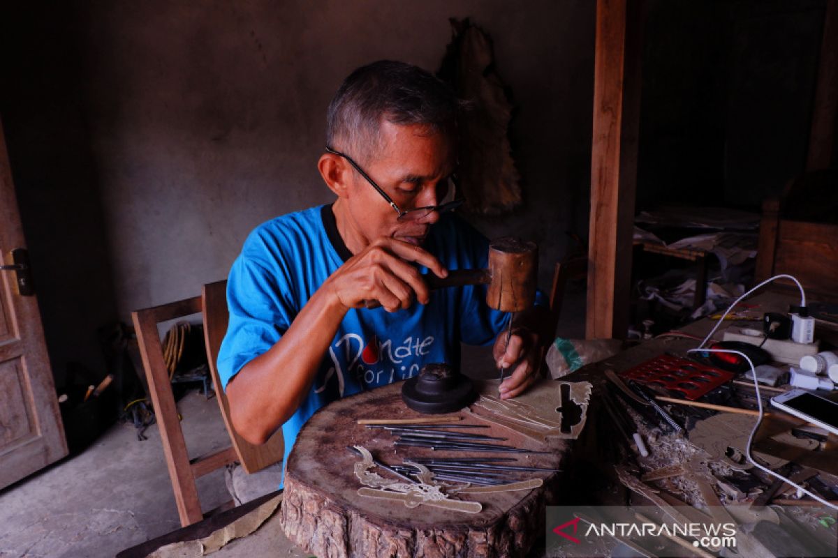 Industri kerajinan wayang kulit Dusun Gendeng terkendala regenerasi