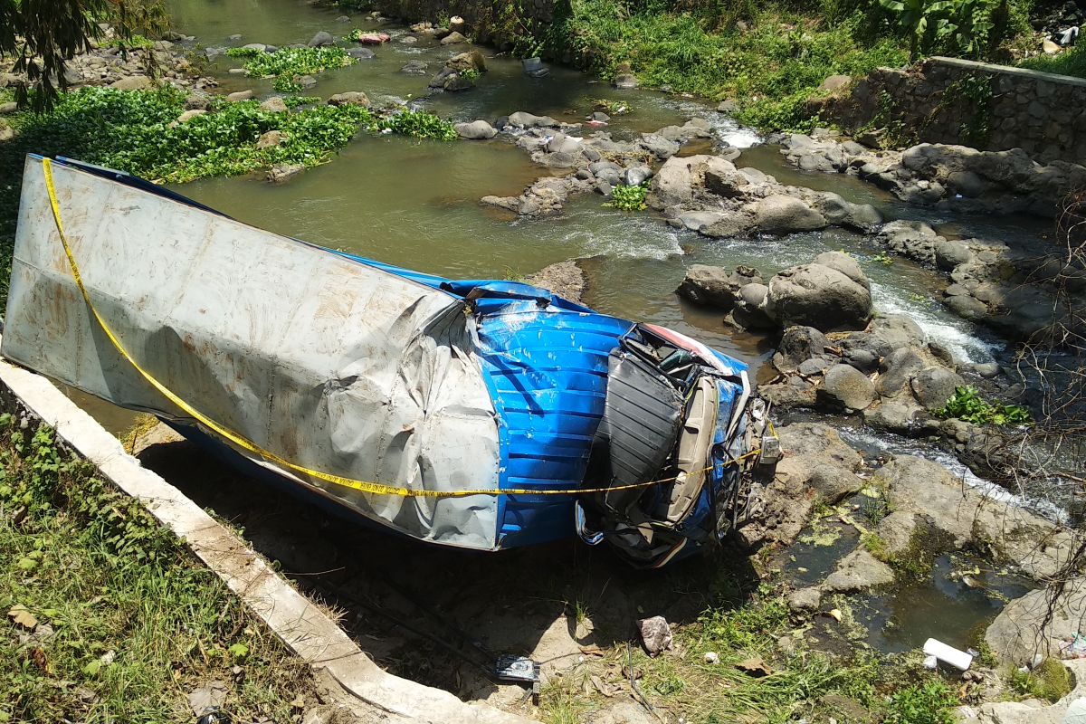 Dua tewas akibat truk tercebur ke sungai