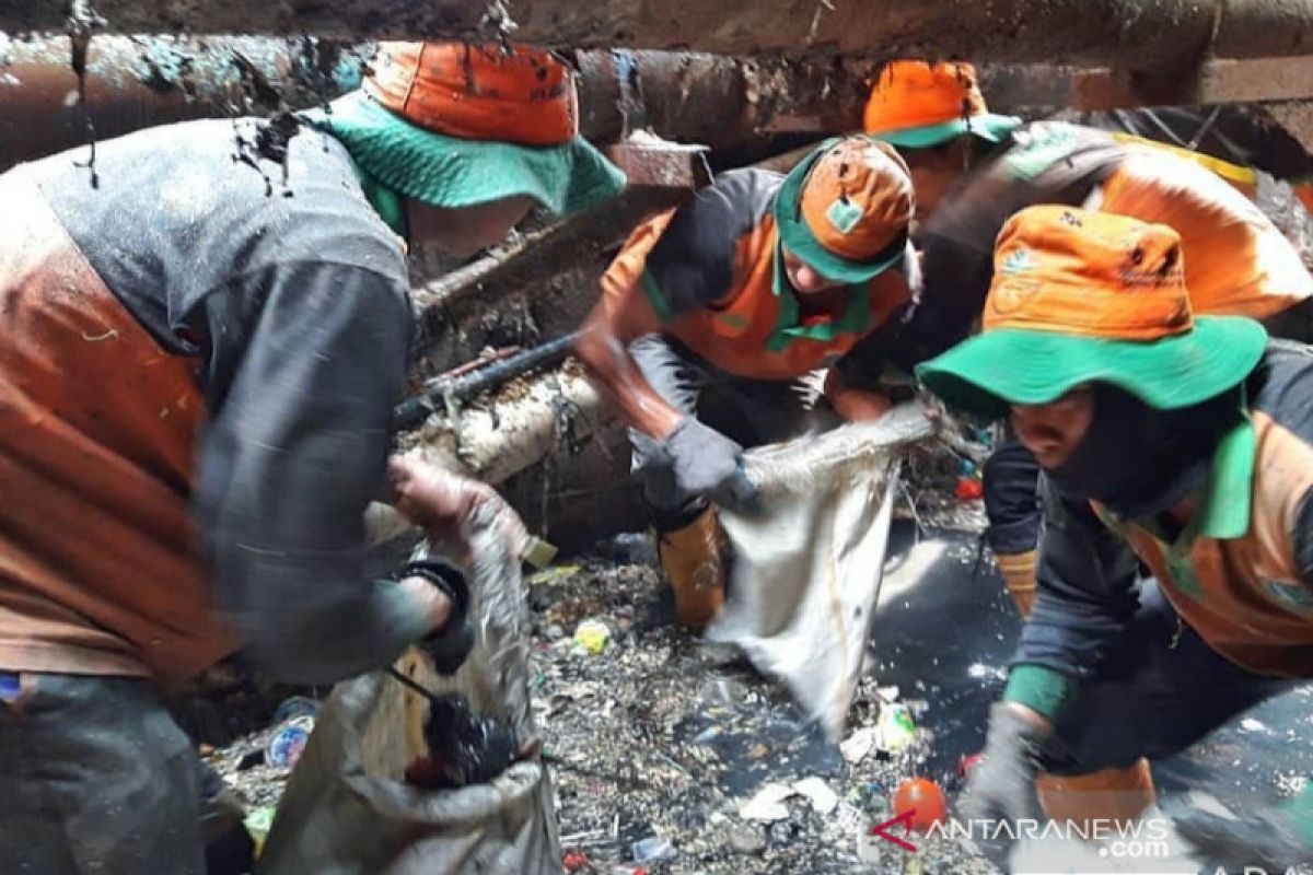 Dinas LH DKI Jakarta siagakan satgas evakuasi sampah saluran sungai