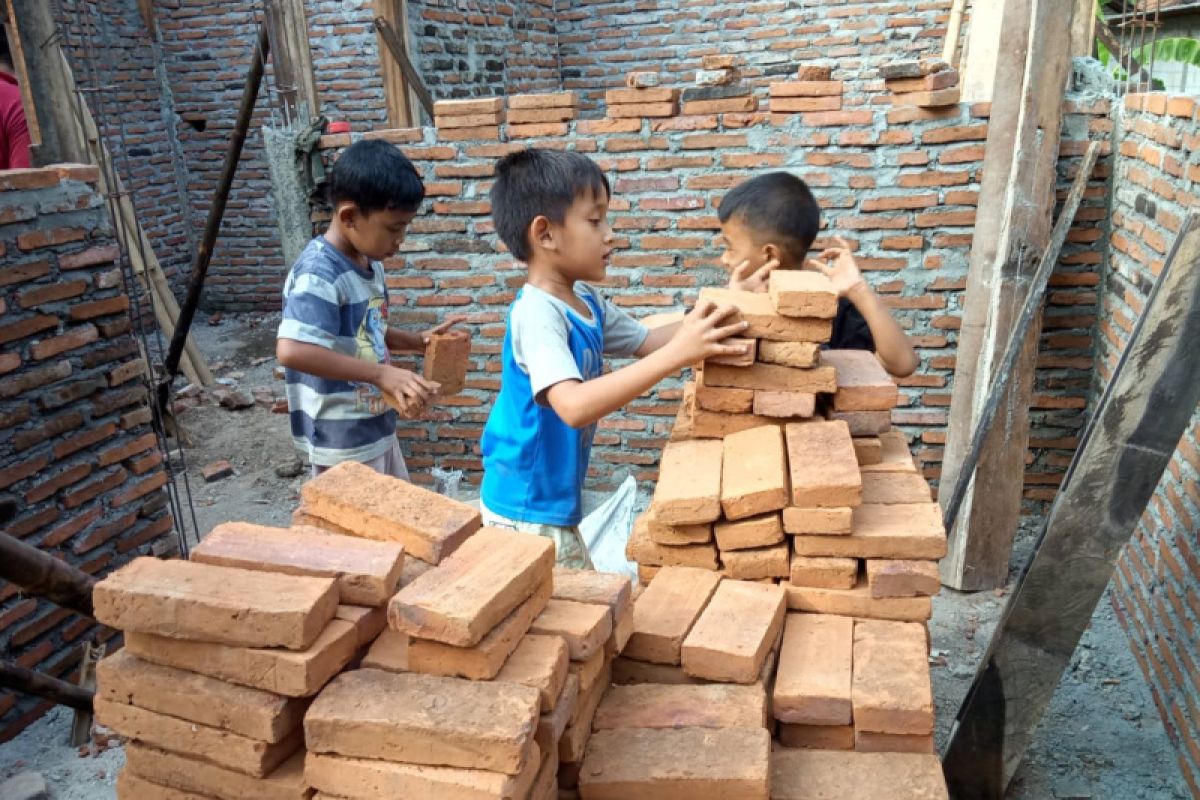 Anak-anak SD hingga kakek usia 68 tahun pun ikut kerja bakti TMMD