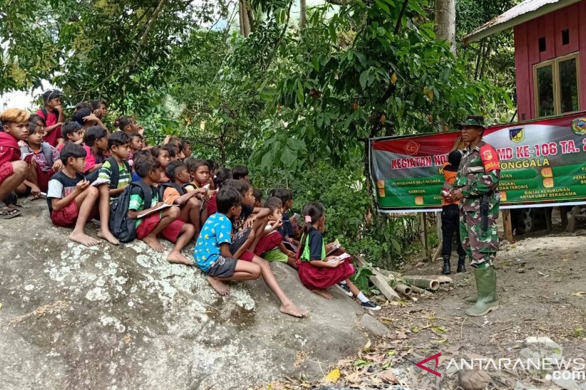 Prajurit TNI ajari anak desa terpencil membaca-berhitung