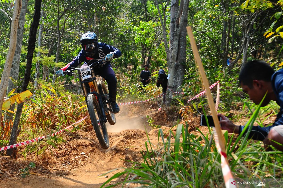 Tim Downhill Indonesia berlatih di lereng Gunung Merapi