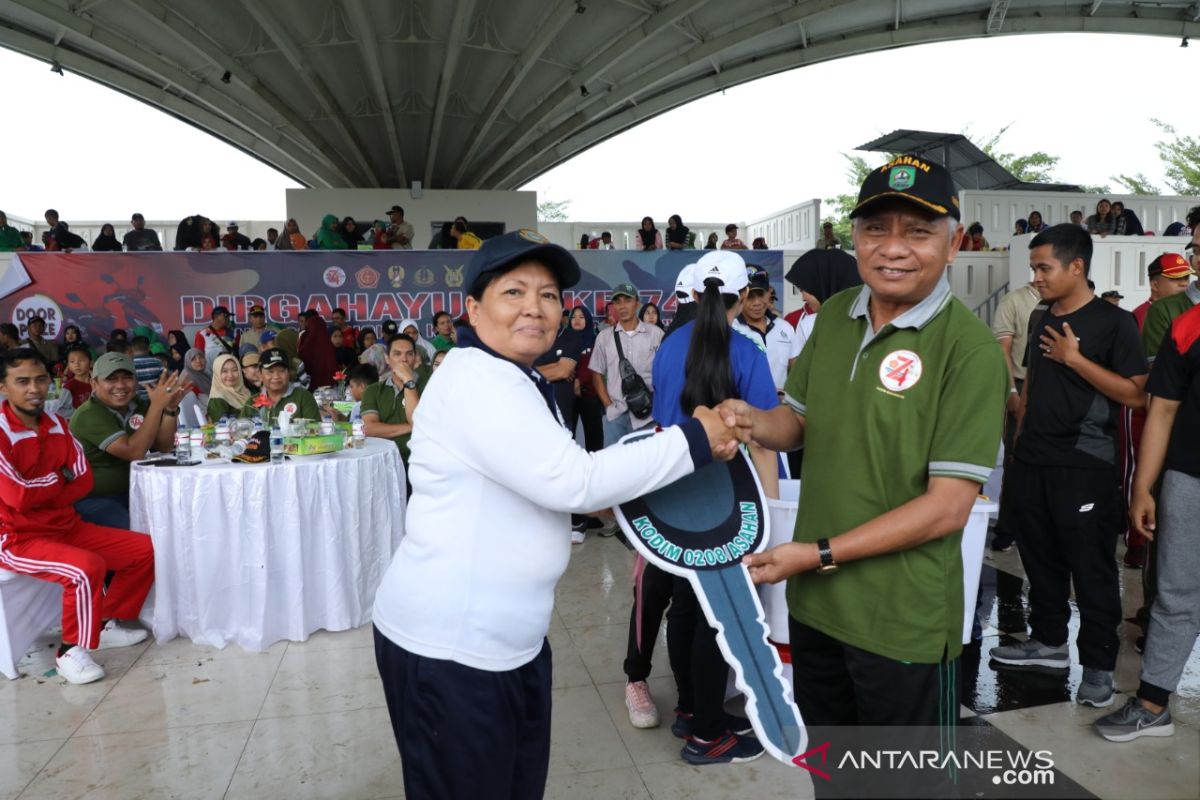 Bupati Asahan lepas ribuan peserta jalan santai HUT TNI
