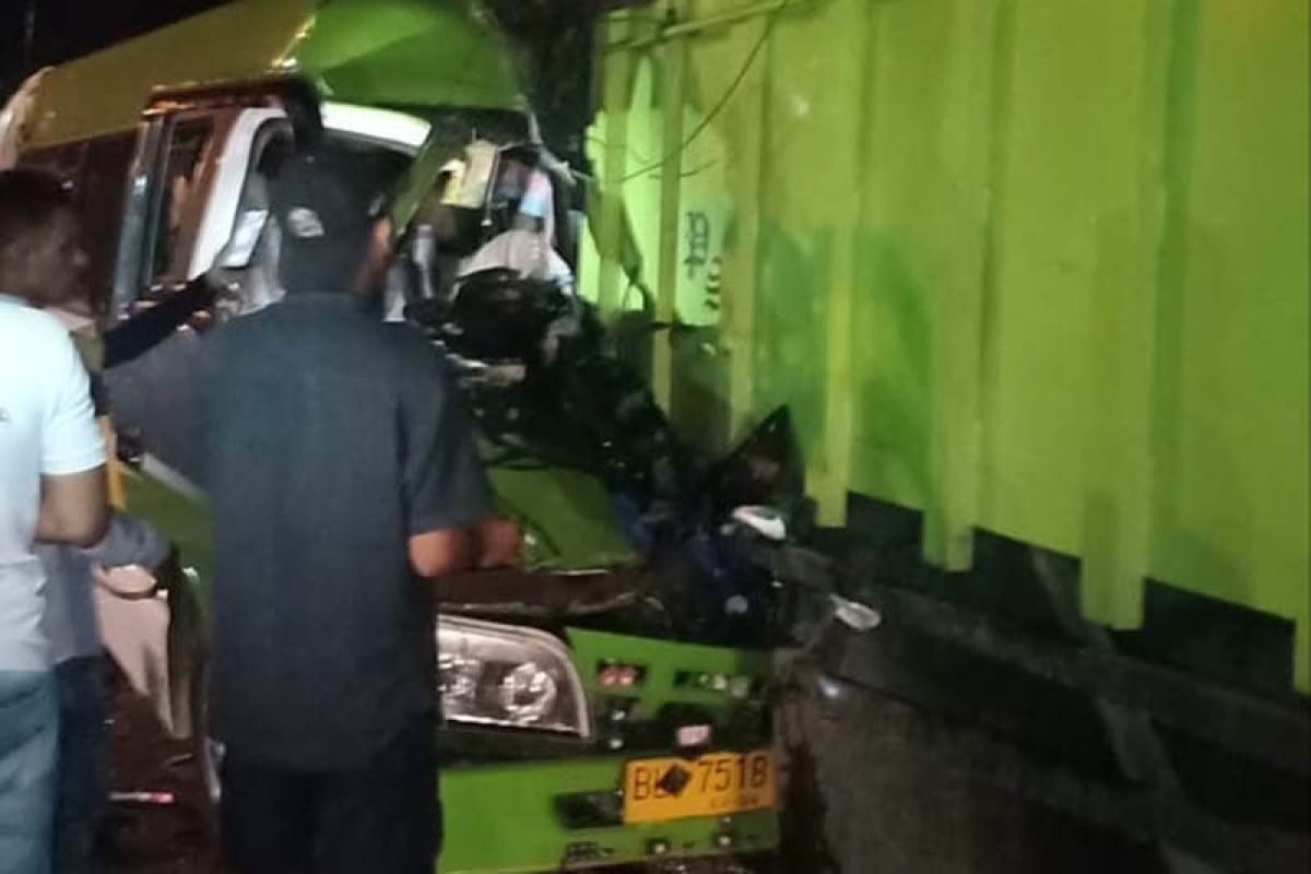 Mobil rombongan pengantin tabrak tronton parkir, dua orang tewas