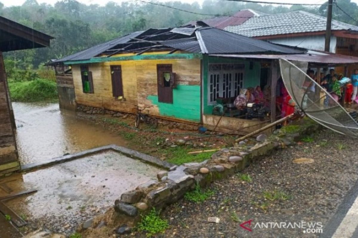 Enam rumah di Mandailing rusak akibt puting beliung