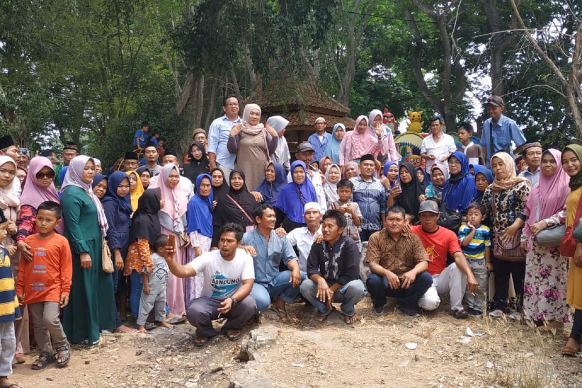 Tunaikan nazar, Anggota DPRD Cilegon gunakan gaji pertama ajak konstituen keliling Banten