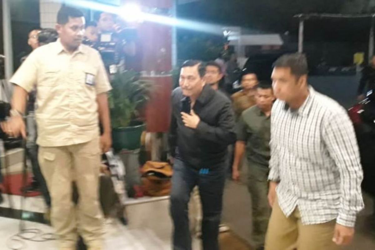 Luhut Pandjaitan jenguk Wiranto