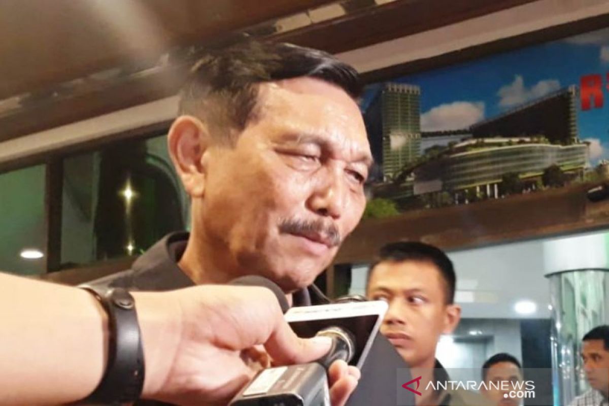 Dalam balutan busana hitam, Luhut Pandjaitan jenguk Wiranto di RSPAD