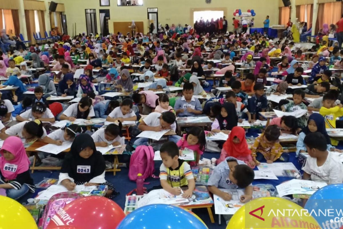 Seribu anak Jember ikuti lomba mewarnai cita-cita Alfamart-Susu Bendera