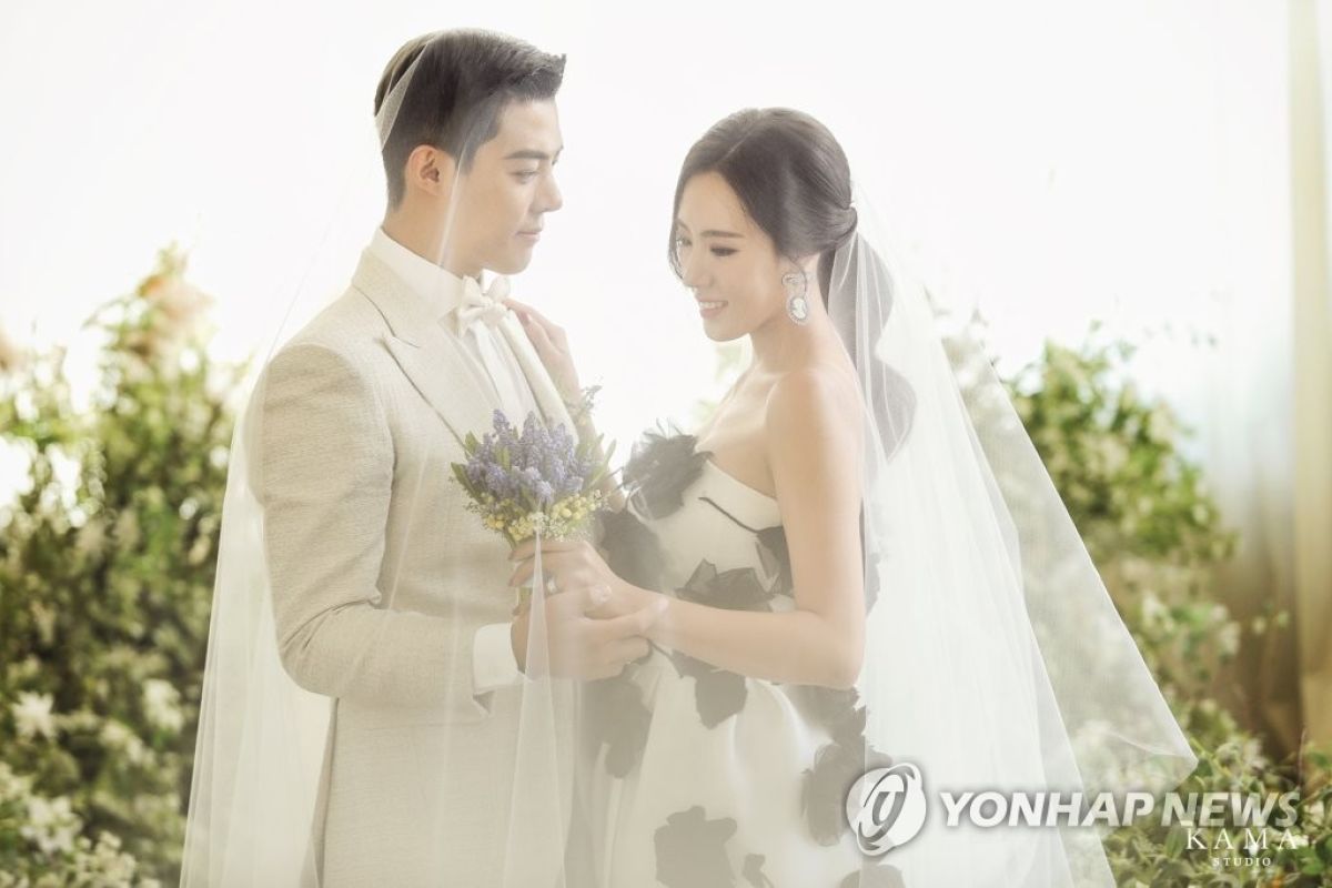 Mantan atlet skate Lee Sang-hwa dan bintang K-pop Kangnam menikah
