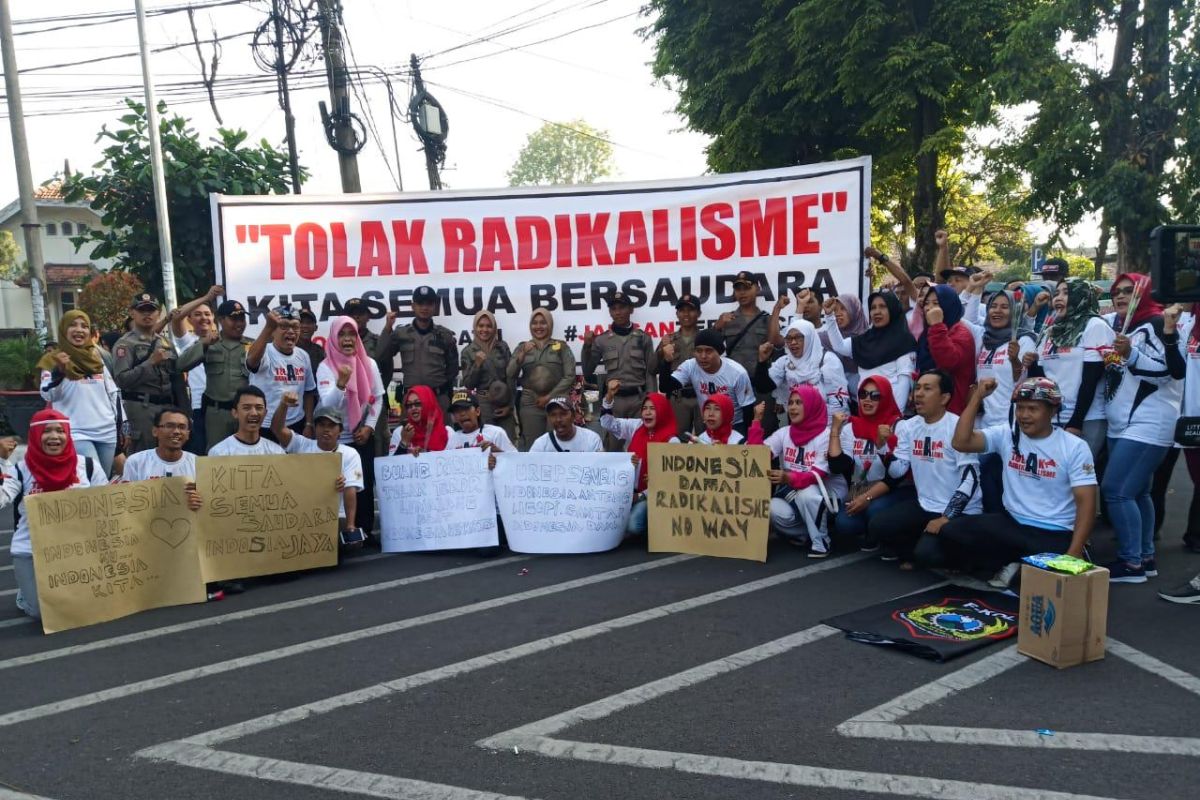 Warga Lumajang turun jalan tolak radikalisme pascapenyerangan Menko Polhukam