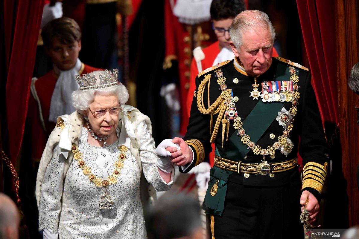 Ratu Inggris akan gunakan  busana baru dengan bulu palsu