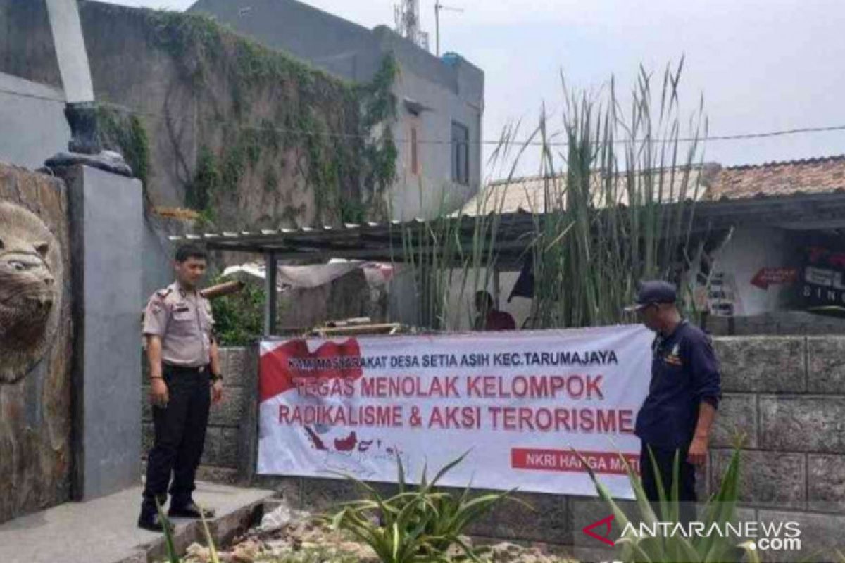 Bekasi sebar spanduk tolak radikalisme dan aksi terorisme