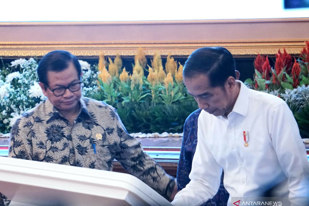 Presiden Jokowi tandatangani prasasti digital resmikan operasi Palapa Ring