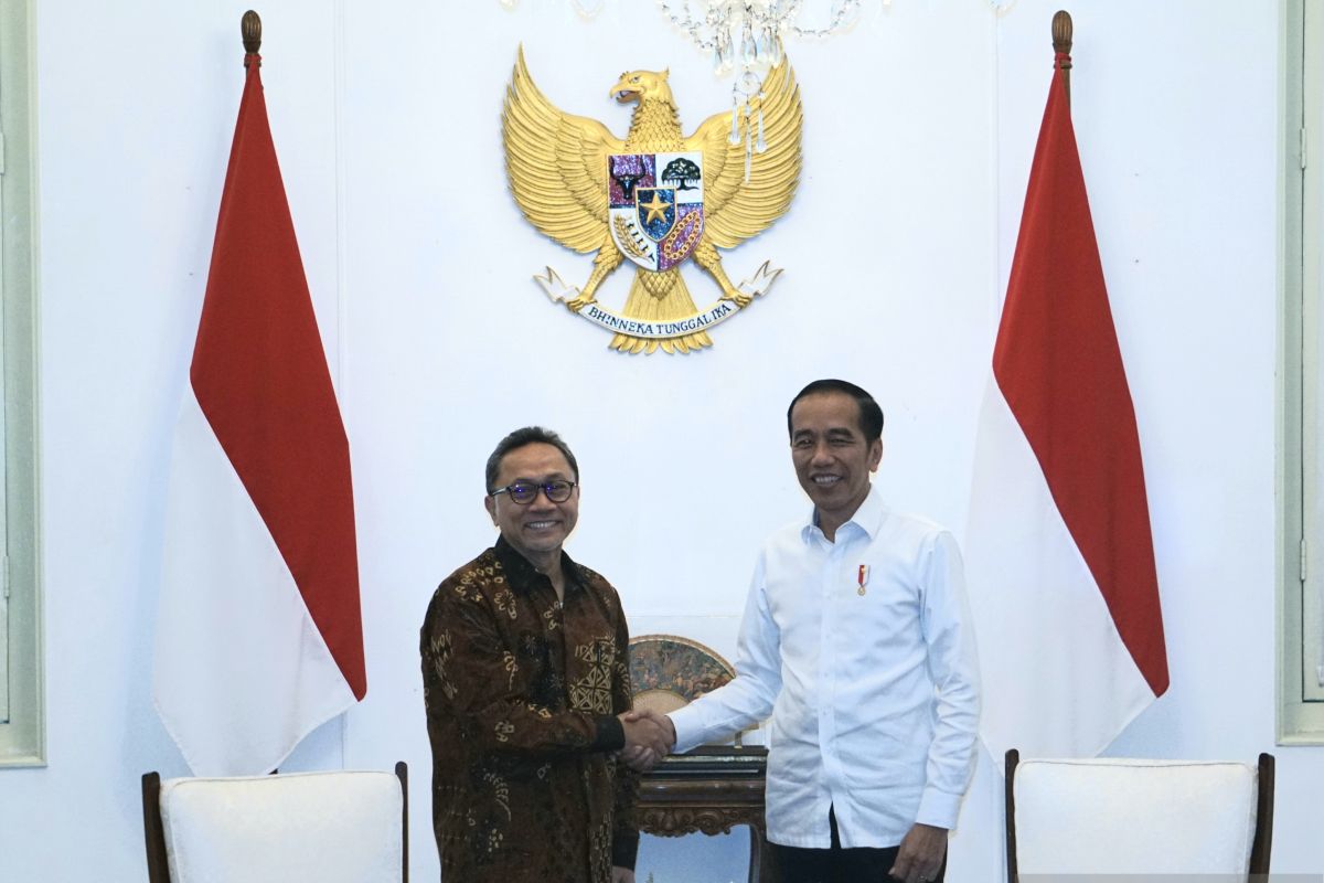 Jokowi, PAN Chairman Zulkifli Hasan hold meeting at Merdeka Palace