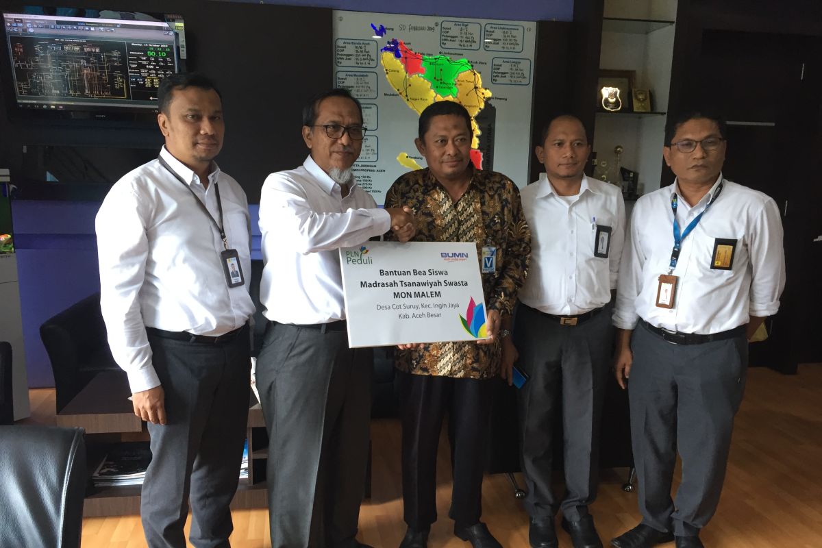 PLN UIW Aceh serahkan beasiswa pendidikan Rp62,5 juta