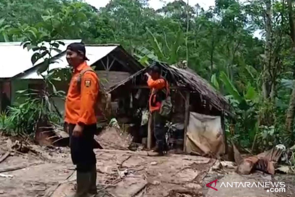 Akibat banjir dan longsor, 7 orang meninggal