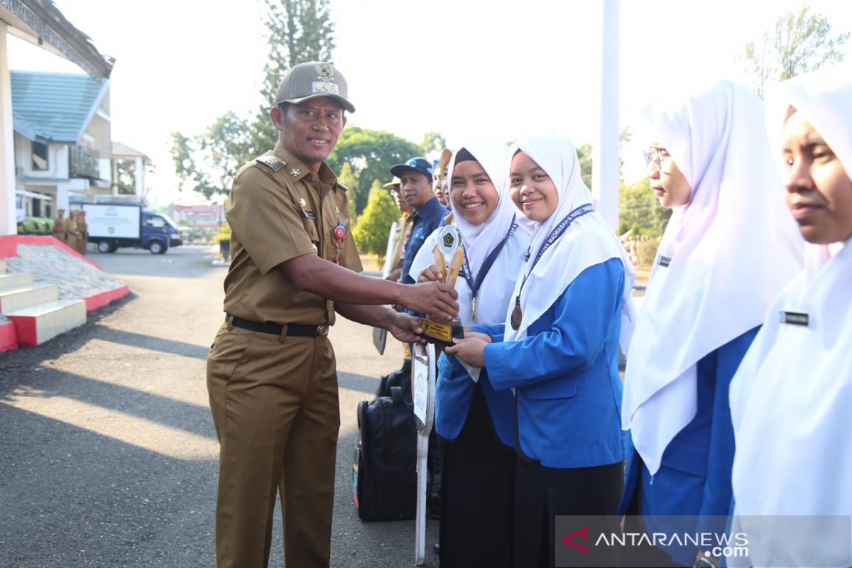 Bupati serahkan berbagai penghargaan dan bantuan