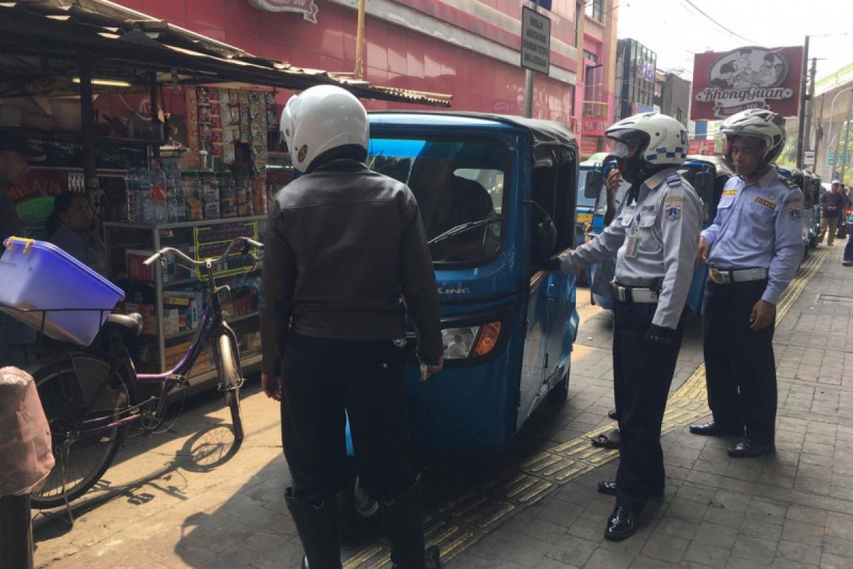 Puluhan bajaj parkir di trotoar ditertibkan di Jakarta Selatan