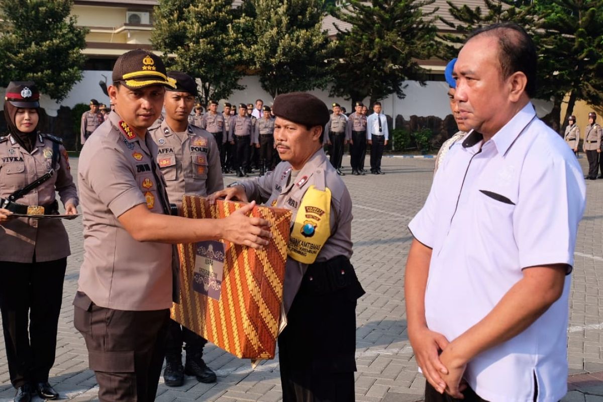 Kapolresta Sidoarjo Ganjar Penghargaan Anggota Berprestasi - ANTARA ...