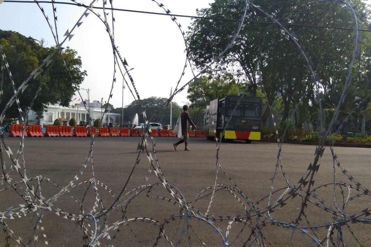 Satu "water canon" disiagakan di depan Istana