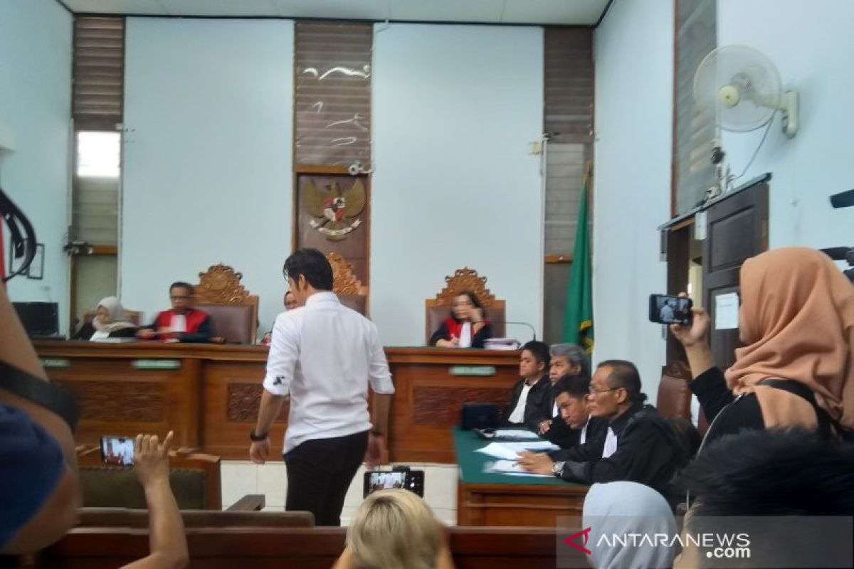 Dakwaan JPU pada Kris Hatta tidak cermat