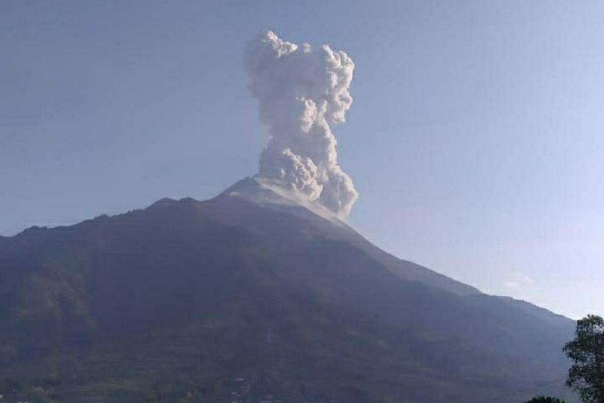 Gunung Merapi keluarkan awan panas letusan setinggi 3.000  meter