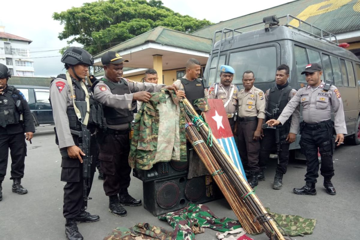 Police confiscate 115 arrows, 22 archery bows from house in Mimika