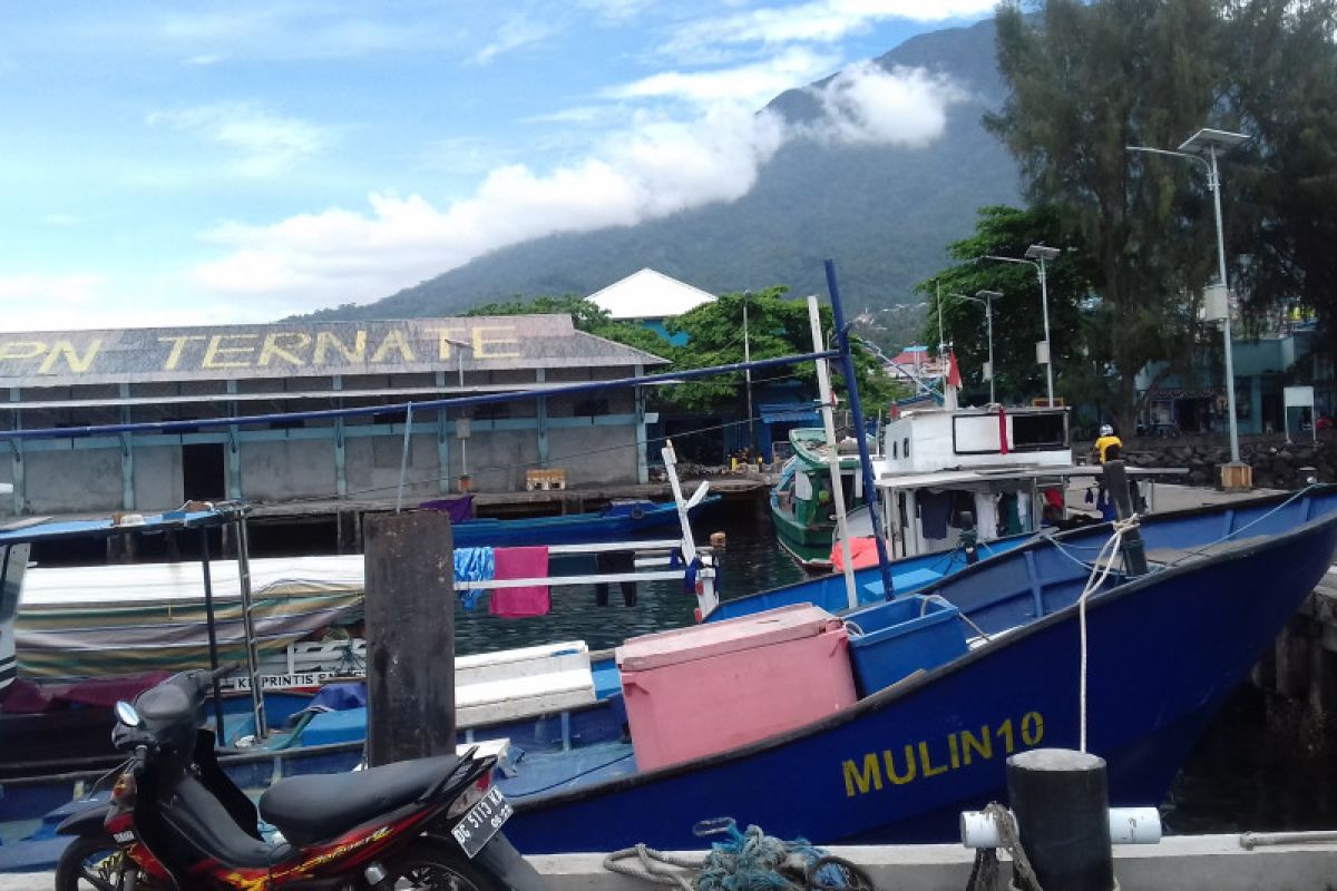 Pemkab Halteng salurkan bantuan armada mesin ketinting bagi nelayan