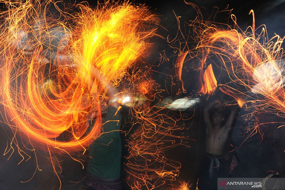Pemuda Desa Adat Tuban lakukan tradisi Perang Api