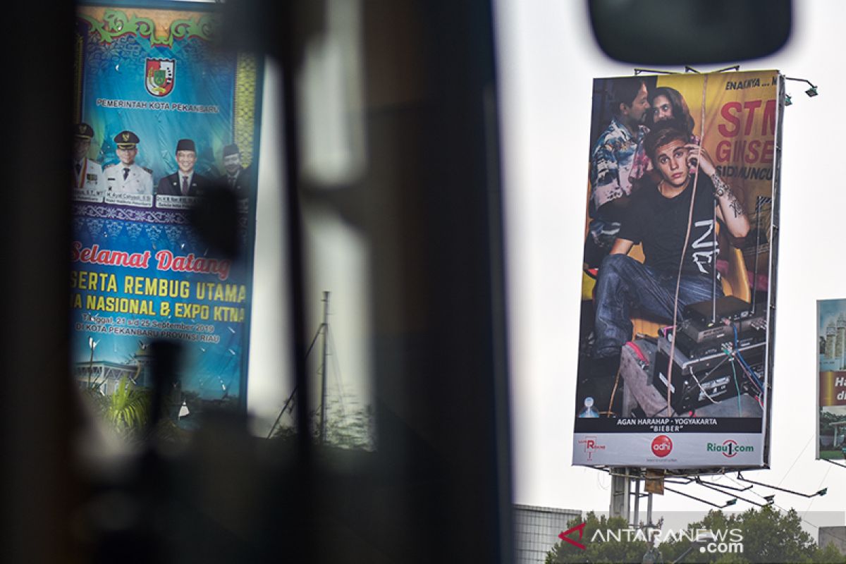 Kisah di balik Billboard Justin Bieber di warung STMJ yang hiasi Kota Pekanbaru
