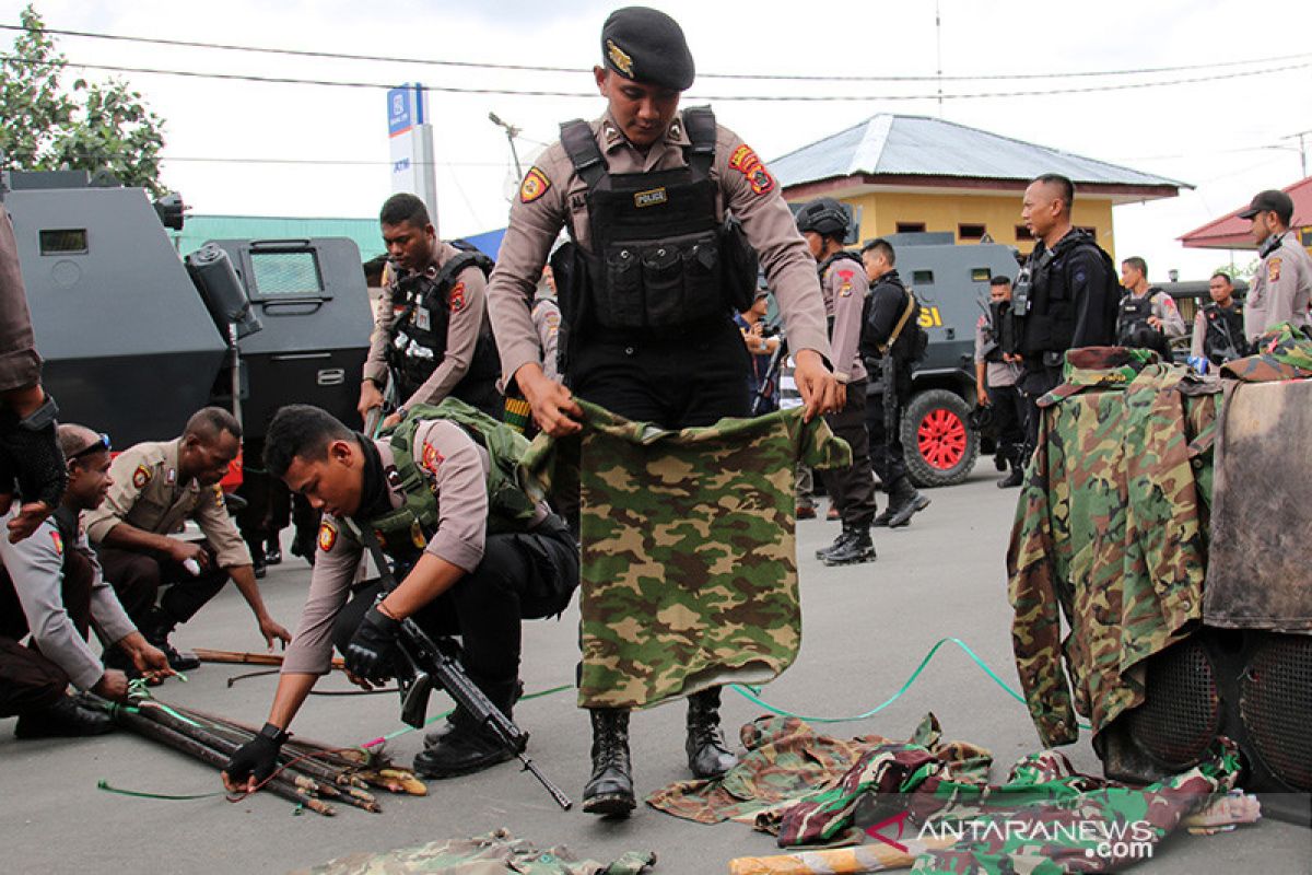 Polisi sita alat tajam dan atribut KNPB