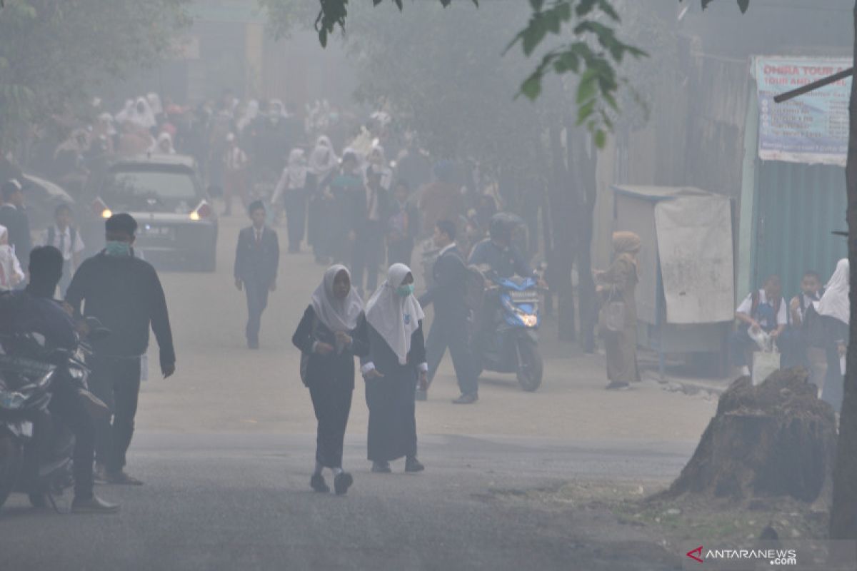 Kabut asap Palembang level berbahaya, sekolah pulangkan siswa lebih awal