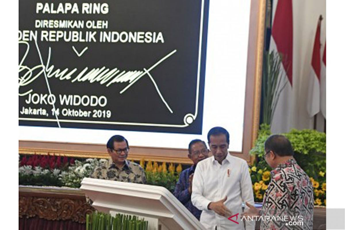 Jokowi tandatangani prasasti digital resmikan operasi Palapa Ring