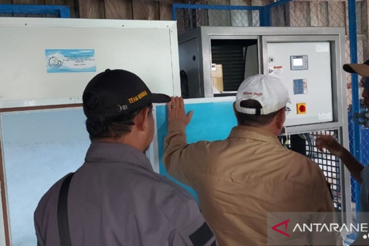 Ministry assists Kotabaru fishermen with ice flake machine