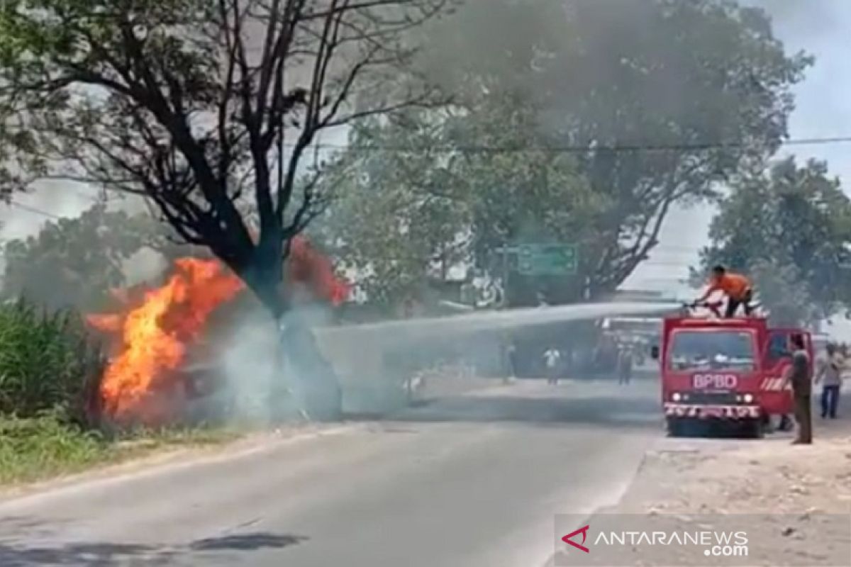 Diduga angkut BBM, Minibus terbakar di dekat SPBU Kudus