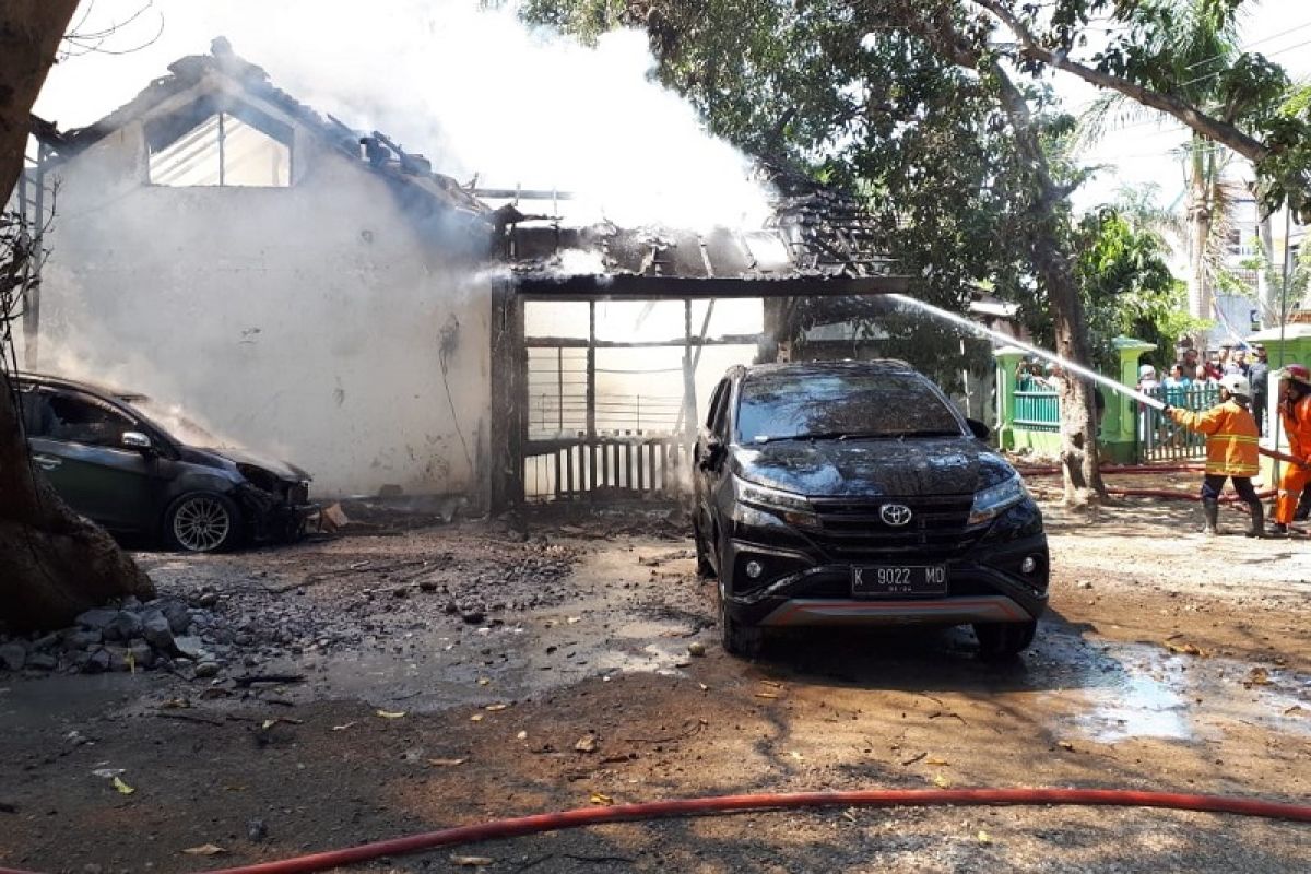 2 mobil dan 13 motor terbakar di kompleks Dinas Pertanian Rembang