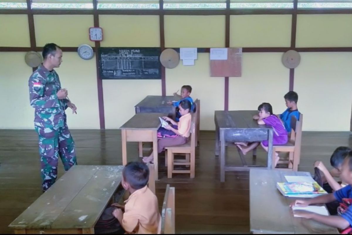 Satgas TMMD menjadi guru SD di perbatasan Indonesia - Malaysia